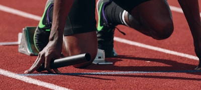 足球运动员在绿茵场上激烈奔跑争抢足球瞬间