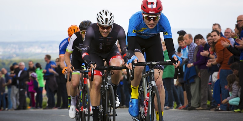 多屏幕显示不同体育赛事直播画面的控制中心场景