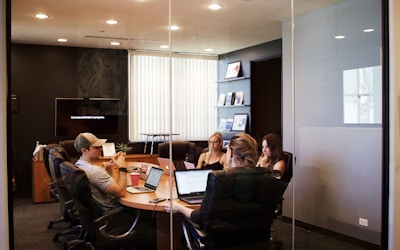 一群年轻人在酒吧里一起观看体育比赛欢呼庆祝